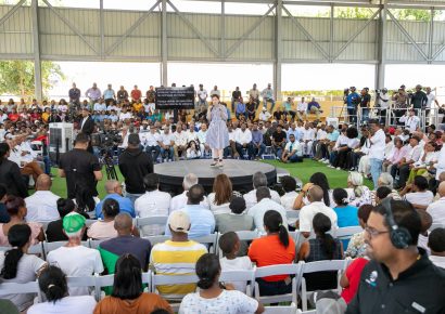 Raquel Peña entrega 450 títulos en Guayacanal, Azua