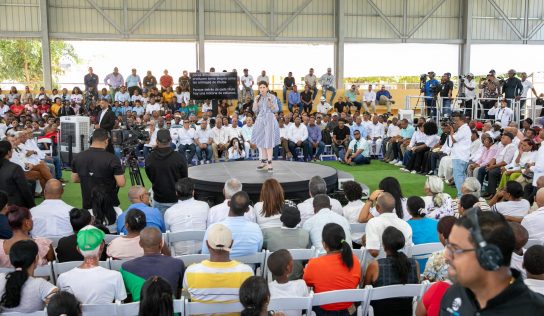 Raquel Peña entrega 450 títulos en Guayacanal, Azua