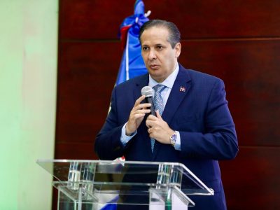 Ministro de Salud, Víctor Atallah, llama a reforzar cuidados ante las altas temperaturas
