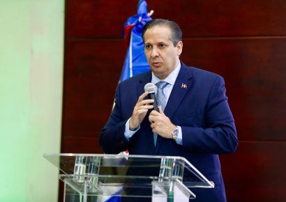 Ministro de Salud, Víctor Atallah, llama a reforzar cuidados ante las altas temperaturas