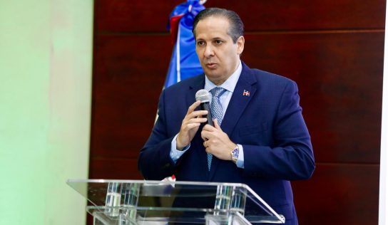 Ministro de Salud, Víctor Atallah, llama a reforzar cuidados ante las altas temperaturas