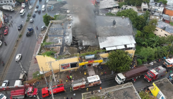 Incendio afecta parqueo de Caribe Tours en San Cristóbal