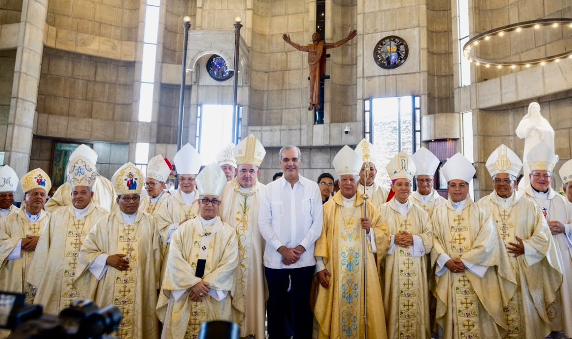 Presidente Abinader asiste a toma de posesión del nuevo obispo de la Diócesis de La Vega, Andrés Napoleón Romero Cárdenas