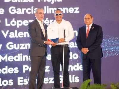 Presidente Abinader entrega 1,500 becas internacionales para especializaciones, maestrías y doctorados