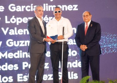 Presidente Abinader entrega 1,500 becas internacionales para especializaciones, maestrías y doctorados
