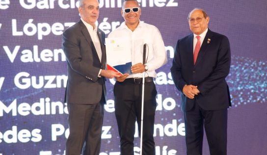 Presidente Abinader entrega 1,500 becas internacionales para especializaciones, maestrías y doctorados