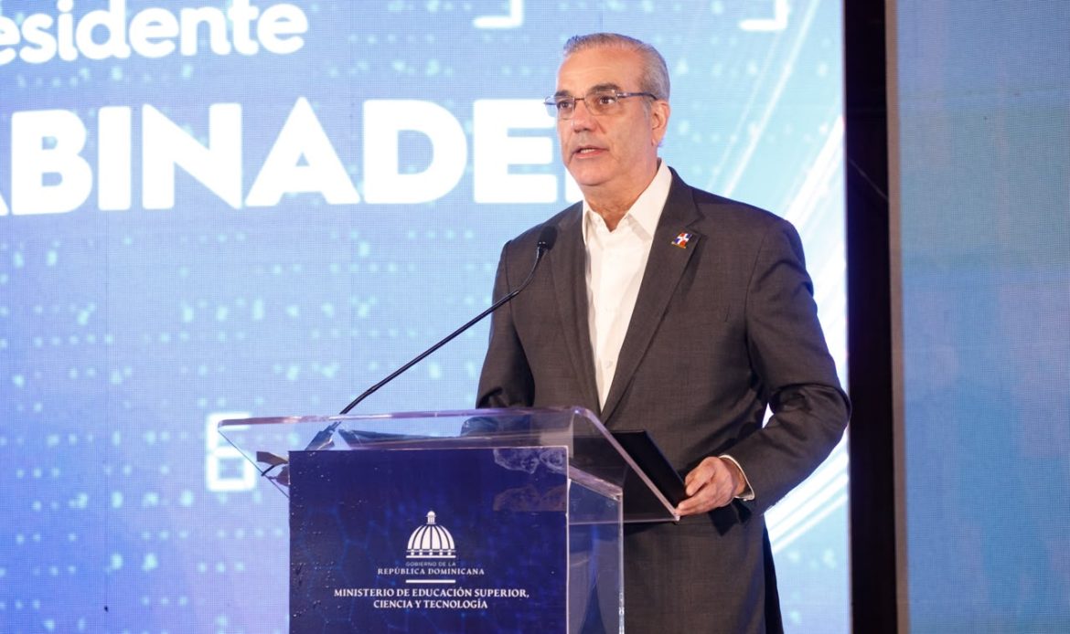 Abinader garantiza becas a estudiantes meritorios y afirma que ningún talento quedará fuera por falta de recursos