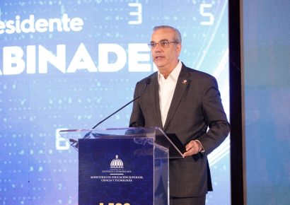 Abinader garantiza becas a estudiantes meritorios y afirma que ningún talento quedará fuera por falta de recursos