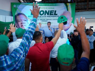 Leonel Fernández juramenta exalcalde de Castillo y critica apagones