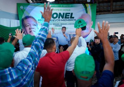 Leonel Fernández juramenta exalcalde de Castillo y critica apagones