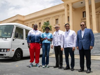 Gobierno entrega autobús a fundación de Marileidy Paulino para apoyar a jóvenes atletas