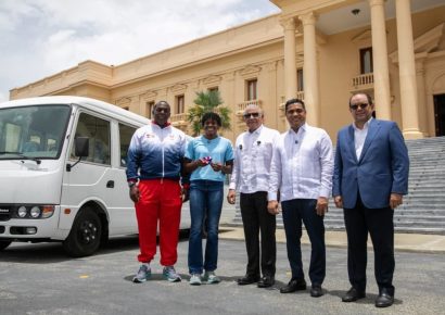 Gobierno entrega autobús a fundación de Marileidy Paulino para apoyar a jóvenes atletas