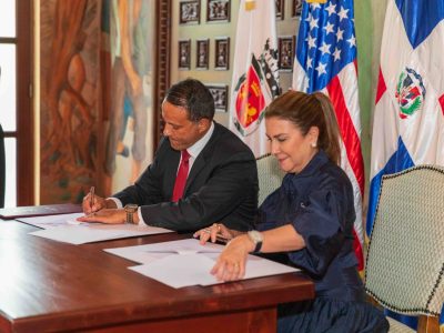 Carolina Mejía y Julio Roldán firman pacto histórico para promover cooperación y comercio entre SD y Aguadilla