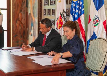 Carolina Mejía y Julio Roldán firman pacto histórico para promover cooperación y comercio entre SD y Aguadilla