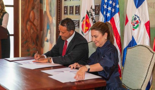Carolina Mejía y Julio Roldán firman pacto histórico para promover cooperación y comercio entre SD y Aguadilla