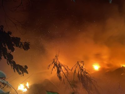 Bomberos controlan incendio en solar de La Herradura, Santiago