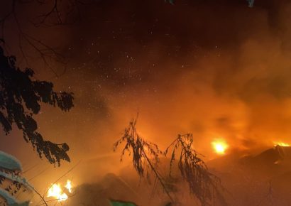 Bomberos controlan incendio en solar de La Herradura, Santiago