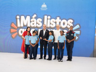Abinader llama a estudiantes a aprovechar el nuevo año escolar y destaca importancia de la educación