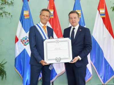 Canciller Bisonó condecora al embajador de Países Bajos al concluir su misión en República Dominicana