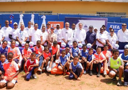 Pedernales y Puerto Plata reciben equipos deportivos del INEFI