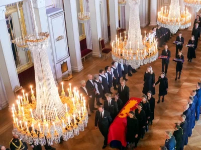 Féretro del monarca llega a la capilla real; Haakon VIII lidera ceremonia