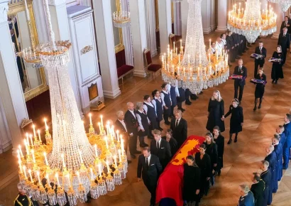 Féretro del monarca llega a la capilla real; Haakon VIII lidera ceremonia