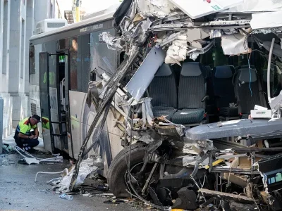 Accidente en Italia deja cinco fallecidos y 27 heridos tras choque entre autobús y autocaravana
