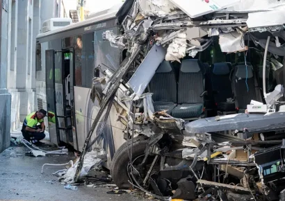 Accidente en Italia deja cinco fallecidos y 27 heridos tras choque entre autobús y autocaravana