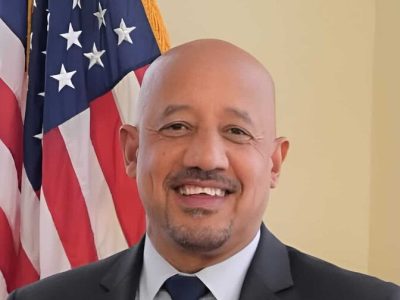 Brian DePeña seguirá como alcalde de Lawrence pese a acusación federal