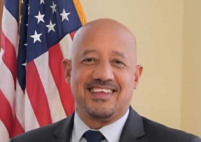 Brian DePeña seguirá como alcalde de Lawrence pese a acusación federal