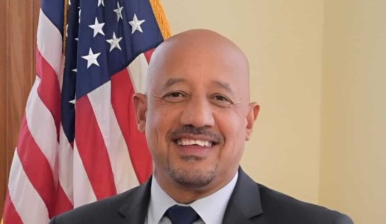 Brian DePeña seguirá como alcalde de Lawrence pese a acusación federal