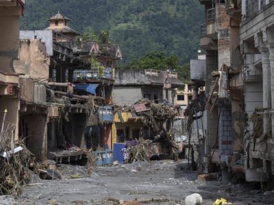 Rescate contra reloj tras riada en Nepal y Tíbet