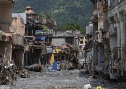 Rescate contra reloj tras riada en Nepal y Tíbet