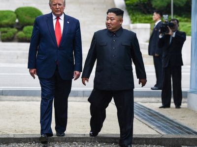 Trump reduce ejercicios militares con Corea del Sur y afirma contacto con Kim