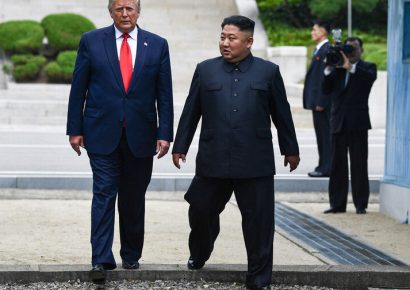 Trump reduce ejercicios militares con Corea del Sur y afirma contacto con Kim
