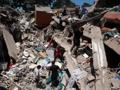 Aumenta a 111 la cifra de fallecidos y a 87 la de heridos tras terremoto en Colombia