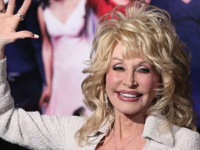 Trump ordena banderas a media asta por la muerte de Dolly Parton