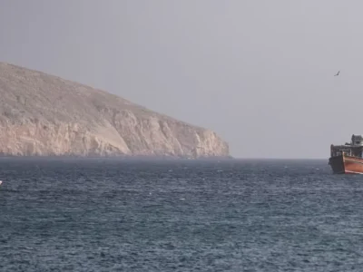 Proyectil impacta un buque en el estrecho de Ormuz y aumenta la tensión entre EE. UU. e Irán