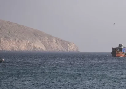 Proyectil impacta un buque en el estrecho de Ormuz y aumenta la tensión entre EE. UU. e Irán