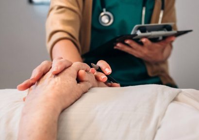 Francia aprueba el derecho a la muerte asistida para pacientes con enfermedades incurables