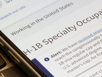 Gobierno de Trump insiste en tarifa de $100,000 para visas H-1B