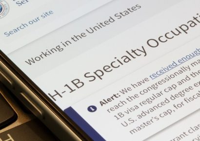 Gobierno de Trump insiste en tarifa de $100,000 para visas H-1B