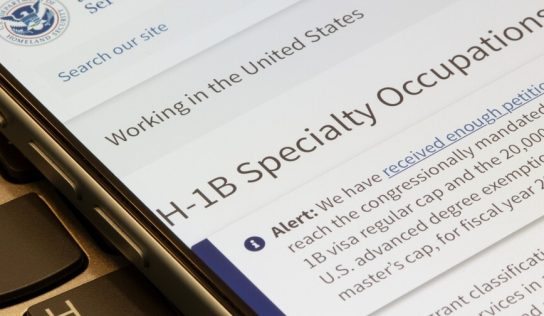 Gobierno de Trump insiste en tarifa de $100,000 para visas H-1B