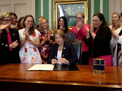 Gobernadora de Massachusetts, Maura Healey, promulga ley que elimina restricción de 24 semanas para el aborto
