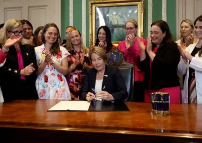 Gobernadora de Massachusetts, Maura Healey, promulga ley que elimina restricción de 24 semanas para el aborto