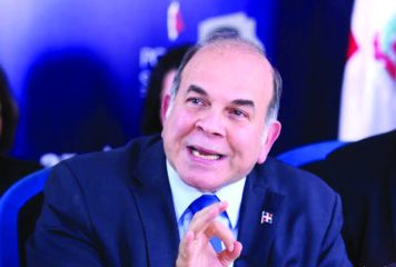 Pelegrín Castillo exhorta al Gobierno a conducir con prudencia la política exterior
