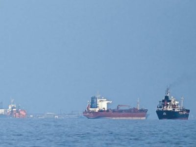 Estados Unidos crea una ruta marítima secreta para sacar millones de barriles de petróleo por Ormuz, según Axios