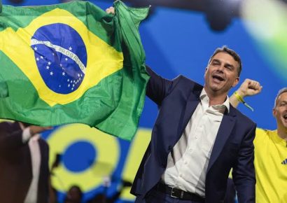 Flávio Bolsonaro promete amnistiar a su padre si gana las elecciones de Brasil
