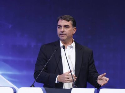 Flávio Bolsonaro propone crear 500.000 nuevas plazas carcelarias en Brasil inspirado en el modelo de Bukele