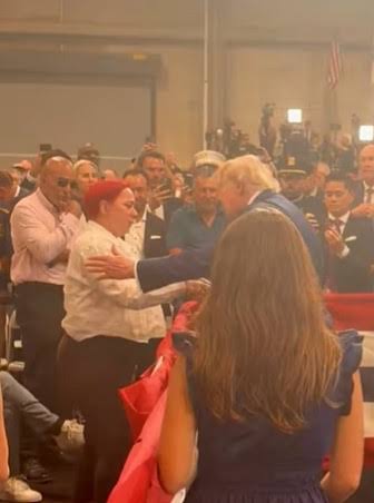 Trump abraza a madre dominicana tras muerte de su hijo en El Bronx